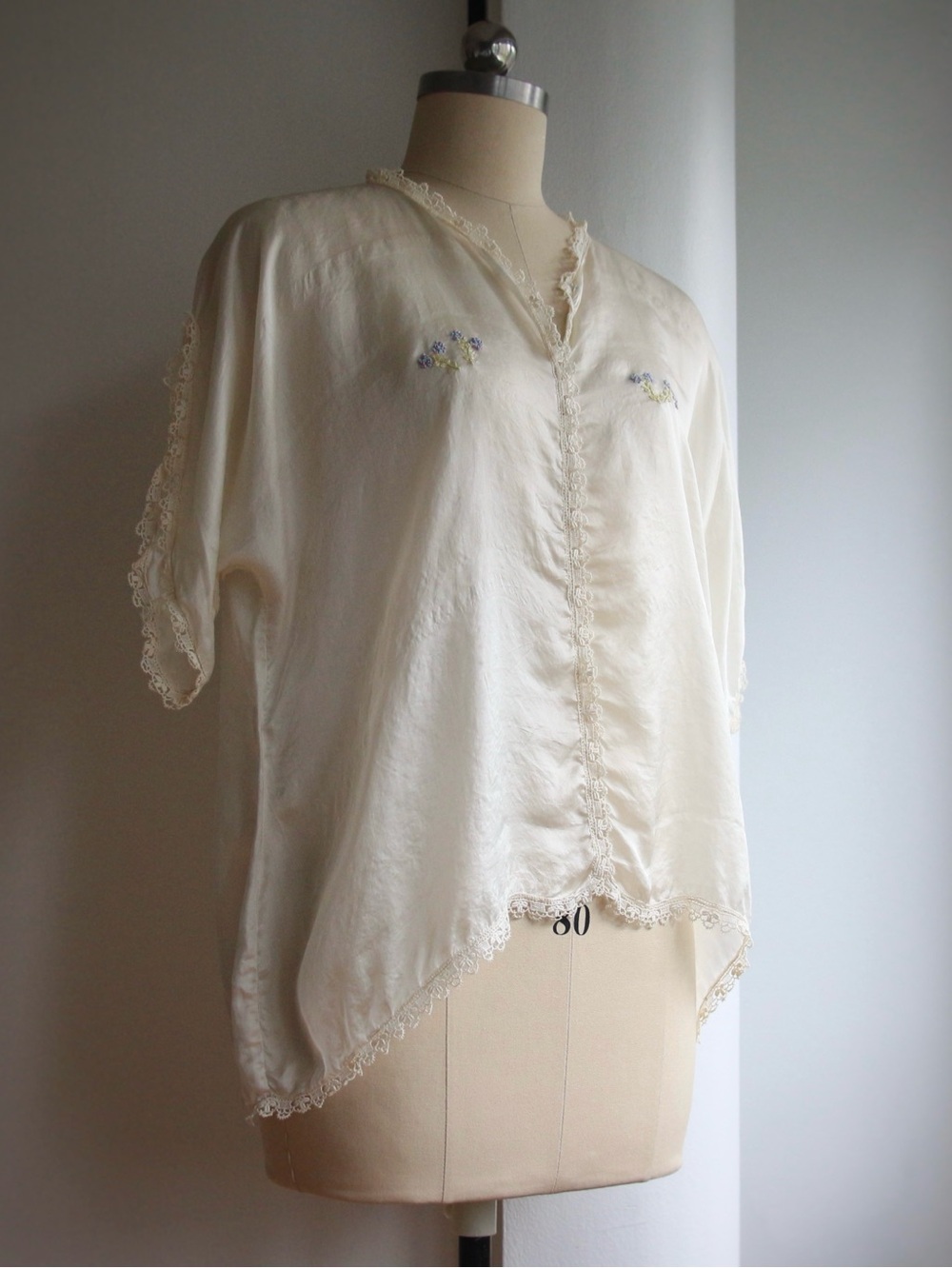1920's Floral Embroidered Silk & Lace Lounge Blouse - Picture 7 of 10